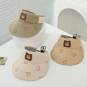 Dettaglio di cappelli parasole regolabili per bambini con stemmi a forma di orsetto