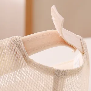 Λεπτομέρεια από το λουράκι velcro και το δίχτυ που αναπνέει στο παιδικό καπέλο