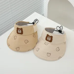 Dettaglio di visiera parasole bimbi con cordoncino regolabile e fascia interna