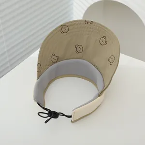 Dettaglio cappello sole neonato kaki con stampa orso, fascia a rete e cordino regolabile