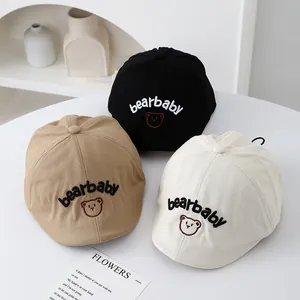 Katoenen kinderbaret met beer-borduurwerk in de kleuren zwart, kaki en beige