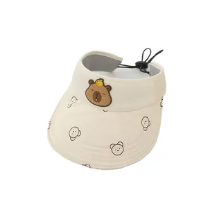 Visiera parasole bimbi beige con stampe capibara e cordino elastico regolabile nero