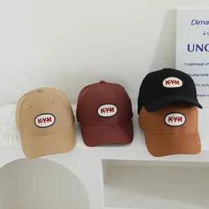 Kinder-Baseballkappe Set mit KYM Stickerei in Beige, Rot, Schwarz und Braun aus Baumwolle