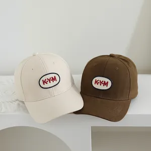 Kinder-Baseballkappen in Beige und Braun mit KYM-Stickerei für Herbst-Modestil