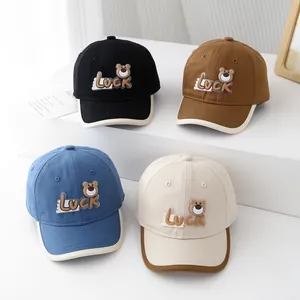 Détail de quatre casquettes de baseball Luck bear en noir, marron, bleu et beige