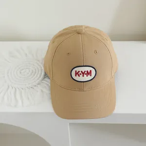 Khaki Kinder Baseballkappe aus Baumwolle mit KYM-Stickerei auf minimalistischem Hintergrund