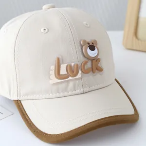 Casquette de baseball enfant beige avec bordure marron et patch ours 3D silicone