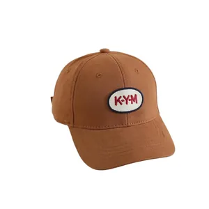 Klassische karamellbraune Baumwoll-Baseballkappe mit KYM-Stickerei im Vintage-Stil