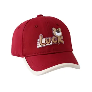 Casquette baseball enfant rouge foncé avec bord crème et motif ours cartoon