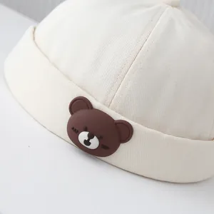 Bonnet docker enfant crème avec écusson ours 3D marron pour le printemps et l'automne