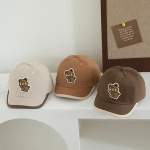 Kinderhonkbalpetten met korte rand en berenpatches in beige, khaki en bruin