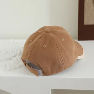 Detailopname van bruine kinderpet met verstelbare klittenbandsluiting en canvas textuur