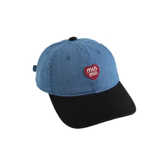 Berretto da baseball per bambini in denim blu con visiera nera e ricamo a cuore rosso