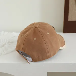 Detail achteraanzicht van een kinderpet met verstelbare witte klittenbandsluiting en gaten