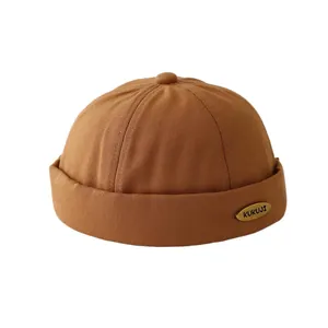 Berretto docker Kukuji marrone per bambini con logo in metallo in stile minimalista