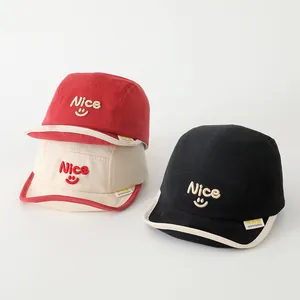 Detail van baby baseballpetten met Nice smile borduursel en zacht katoen