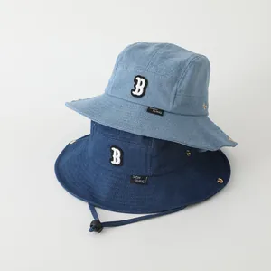 Gorros de pescador vaqueros para niños en azul claro y oscuro con bordado B y correas