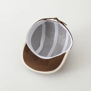 Detail van de binnenkant van babycap met mesh voering en verstelbare riem