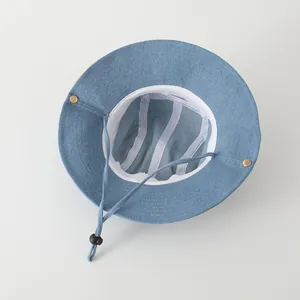 Detalle de un sombrero de pescador vaquero azul claro para niños con correa ajustable