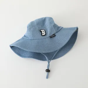 Sombrero de pescador infantil en denim azul con bordado letra B y correa ajustable