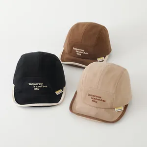 Drei Baby-Baseballkappen aus Baumwolle in Schwarz, Braun und Beige mit Tomorrow-Stickerei