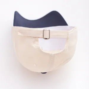 Verstelbare kinderhonkbalpet in beige en donkerblauw met metalen gespsluiting