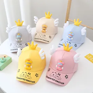 Détail de casquettes de baseball pour enfants avec couronnes et ailes en cinq couleurs