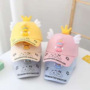 Détail de casquettes de baseball pour enfants avec couronne et ailes de dessin animé
