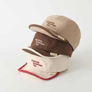 Drei bunte Kinder-Camp-Caps mit tomorrow-Stickerei und weicher Canvas-Textur aus Baumwolle