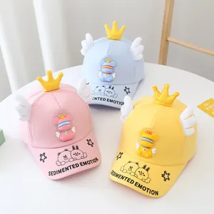 Détail de casquettes enfant colorées avec couronnes 3D et écussons en silicone d'oursons
