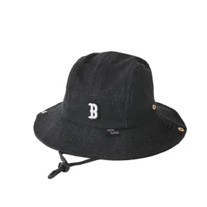 Sombrero de pescador para niños en denim negro con bordado B y cordón cortavientos