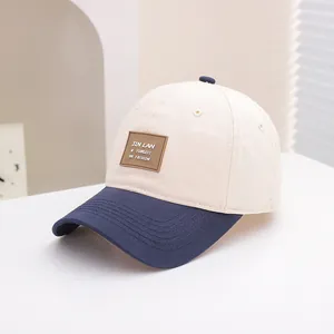 Detail van de gestikte leren patch op de tweekleurige baseballpet voor kinderen
