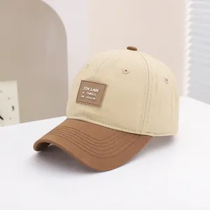 Detail van een beige en bruine color-block honkbalpet voor kinderen met rubberen patch