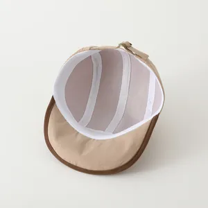 Detailansicht der Baby-Baseballkappe mit atmungsaktivem Netzfutter und verstellbarem Riemen