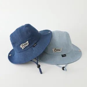 Detalle de sombreros bucket de mezclilla con cordones ajustables y bordado fino