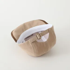 Detail der verstellbaren Metallschnalle und des Schweißbands am Kinder-Baseballcap