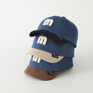 Kleinkind-Baseballkappen mit M-Stickerei und Wildleder-Schirmen in Farbauswahl