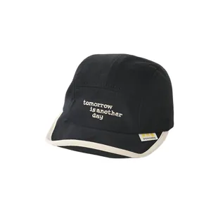 Schwarze Baby-Baseballkappe mit Tomorrow-Stickerei und weißer weicher Krempe für Kinder