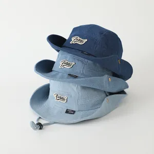 Pila de sombreros de pescador en mezclilla para niños con parches y cordones ajustables