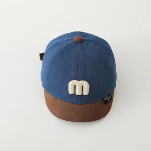 Kinder Baseballkappe aus Denim im Color-Block-Design mit m-Stickerei und weichem Schirm