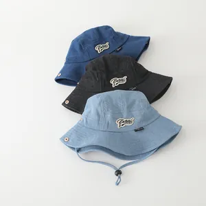 Detalle de la textura de sombreros de pescador con parches y cordones cortavientos