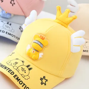 Gros plan sur une casquette jaune pour enfant avec ailes 3D, couronne et oursons
