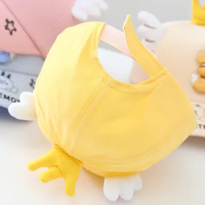 Détail macro de casquettes enfant avec ailes 3D, couronnes et sangles de réglage velcro