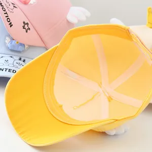 Détail de l'intérieur de la casquette en coton respirant pour enfants avec coutures propres