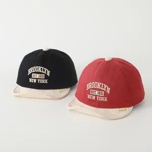 Cappellino da baseball per neonati in cotone con ricamo Brooklyn e visiera morbida
