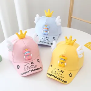Casquette de baseball enfant avec couronne et ailes en peluche, coloris rose bleu jaune