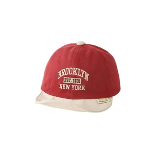 Berretto da baseball rosso per bambini con ricamo Brooklyn e visiera morbida