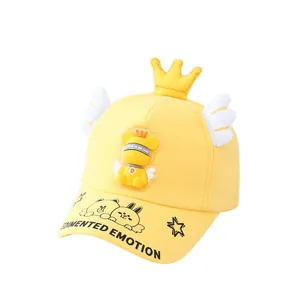 Casquette de baseball jaune pour enfants avec ours, couronne et ailes 3D blanches