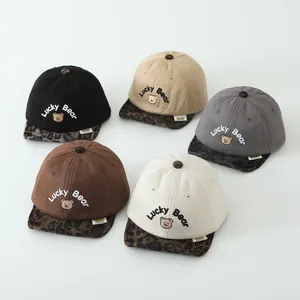 Cinq couleurs de casquettes de baseball pour tout-petits avec broderie Lucky Bear et bord léopard