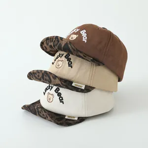 Casquettes bébé avec imprimé léopard et broderie Lucky Bear en tons marron et beige